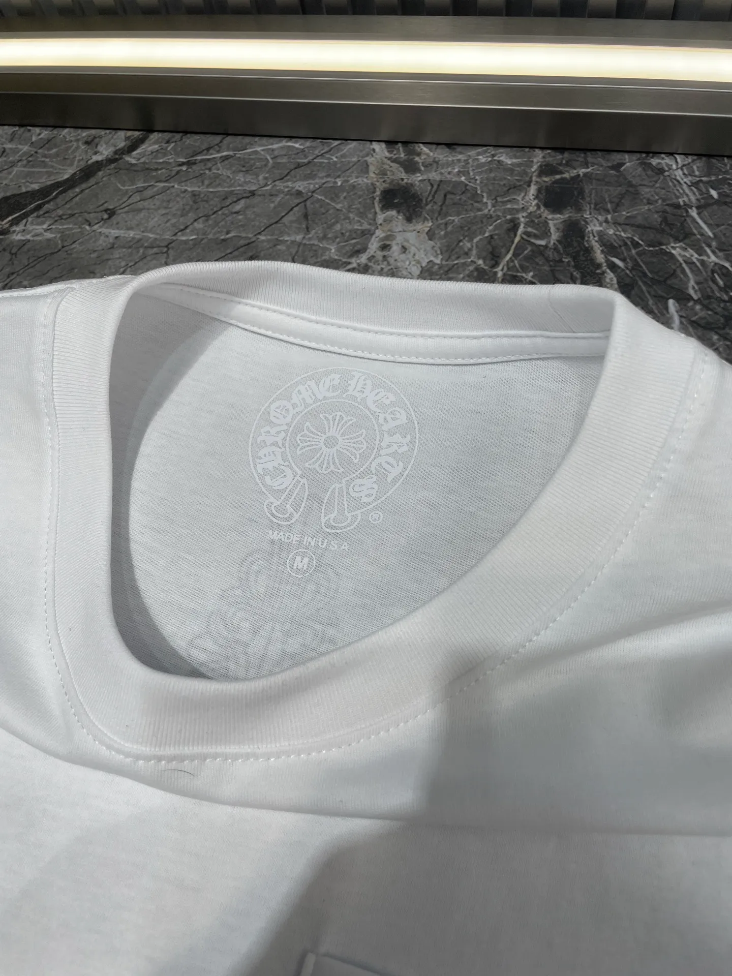 🅿️280 Heart CH 🌟【Top original item】Shadow cross short-sleeved T-shirt on the back. Made of customized 205G 26s 100% distilled cotton fabric, the upper body feels comfortable on the skin. Custom woven and dyed, the color is 100% consistent. The logo is made using imported screen glue printing technology, with a full three-dimensional feel and perfect details. The entire set of accessories is independently developed, and every small detail is perfectly presented. Size: s m l